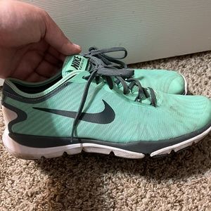 SIZE 10 WOMENS NIKE TENNIS SHOES